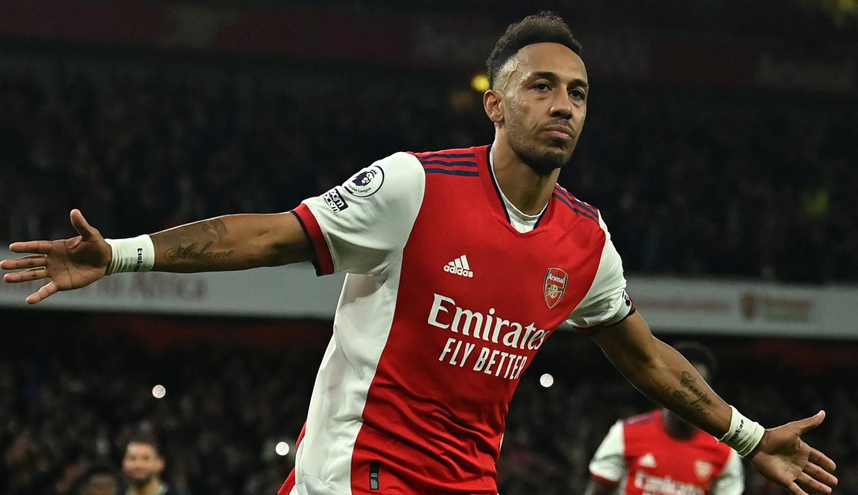 Pierre-Emerick Aubameyang. Striker Gabon berusia 32 tahun ini didatangkan Borussia Dortmund dari Saint Etienne pada awal musim 2013/2014 dengan nilai transfer 13 juta euro. Usai 4,5 musim memperkuat Dortmund dalam 213 laga di semua kompetisi dengan torehan 141 gol dan 36 assist, ia dilepas ke Arsenal pada tengah musim 2017/2018 dengan nilai transfer 63,75 juta euro. (AFP/Glyn Kirk)