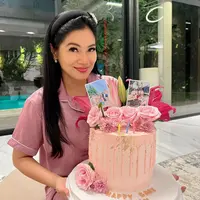 Titi dan sahabatnya kompak mengenakan baju tidur. Titi sendiri tampil dengan set baju tidur berwarna pink yang dipadukan dengan bandana hitam. [@ titi_kamall]