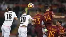 Para pemain AS Roma dan Palermo berebut bola pada lanjutan Serie A di Olimpico stadium, Roma, Senin (24/10/2016) dini hari WIB. (EPA/Riccardo Antimiani)