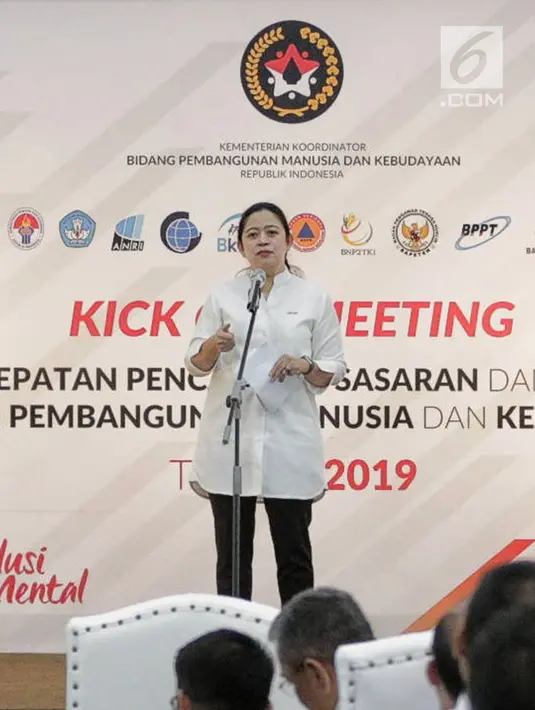Menko PMK Puan Maharani memimpin Kick Off Meeting Percepatan Pencapaian Sasaran dan Target Bidang Pembangunan Manusia dan Kebudayaan 2019 di Jakarta, Senin (11/2). Rapat dihadiri sejumlah menteri terkait. (Liputan6.com/Faizal Fanani)