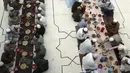 Sejumlah umat Muslim berbuka puasa, selama bulan suci puasa Ramadhan, di sebuah masjid di Peshawar, Pakistan, Rabu (14/4/2021). Bulan Ramadhan ditandai dengan berpuasa setiap hari dari fajar hingga matahari terbenam. (AP Photo/Muhammad Sajjad)