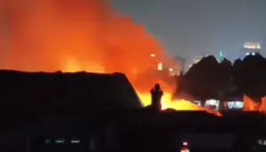 Detik-detik Kebakaran Hanguskan Lima Rumah di Palmerah
