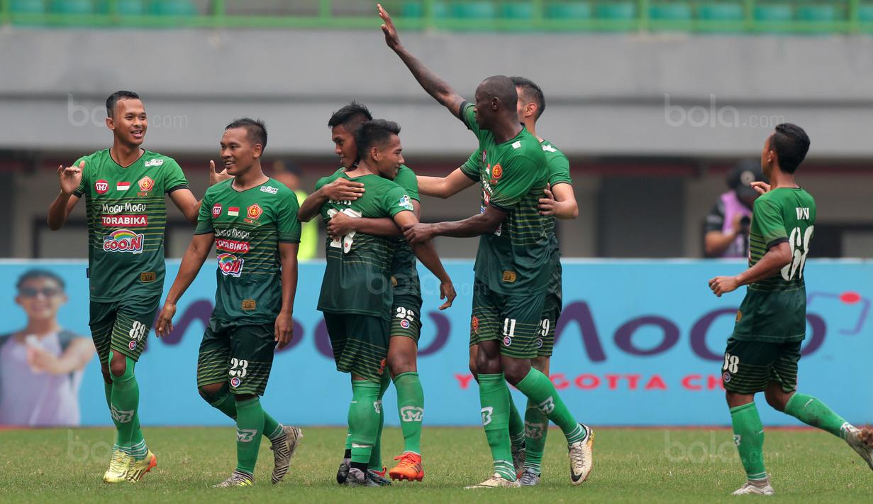 Para pemain PS TNI merayakan gol Ahmad Noviandani ke gawang Persipura pada lanjutan Liga 1 2017 di Stadion Patriot, Bekasi (4/11/2017). PS TNI menang 2-1.(Bola.com/Nick Hanoatubun)
