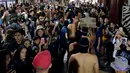 Demonstran berbaris tanpa mengenakan busana saat aksi di Universitas Filipina (UP), Manila, Jumat (25/11). Demonstran memprotes pemakaman Ferdinand Marcos di Libingan ng mga Bayani (Taman Makam Pahlawan). (REUTERS / Ezra Acayan)