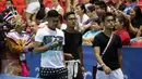 Tiga penggawa timnas Indonesia U-23, M Natshir, Yandi Sofyan, dan Zalnando berjalan usai menyaksikan laga pevoli putri Indonesia melawan Thailand di OCBC Arena, Singapura, (14/6/2015). Indonesia kalah 1-3 dari Thailand. (Liputan6.com/Helmi Fithriansyah)