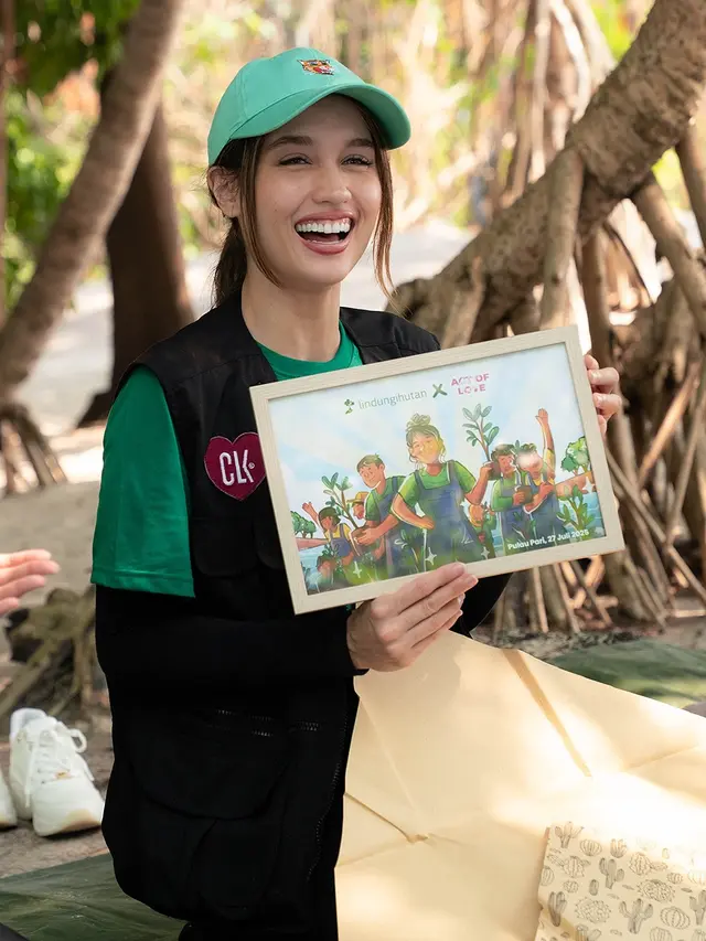 Potret Cantik Cinta Laura Menanam Mangrove di Pulau Pari, Makeup Tetap Flawless Meski Terpapar Matahari