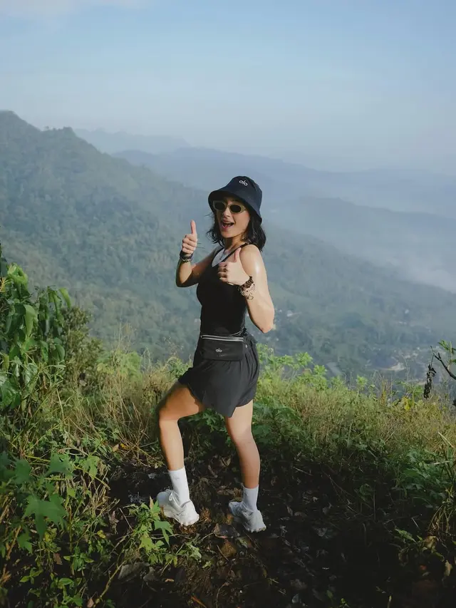 6 Gaya Sporty nan Stylish dengan Sport Bra ala Tatjana Saphira, Valerie Thomas, hingga Anya Geraldine Saat Trekking di Bukit Menoreh