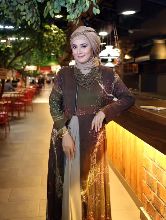 "Sampai sekarang singkong saya masih ditawar 200 perak per kilo. Bayangin capeknya nanam kayak apa. Saya merasa sebagai petani kok adanya penekanan dari atas dan bawah. Jadi sehingga akhirnya saya enggak bertahan," ucapnya. (Nurwahyunan/Bintang.com)