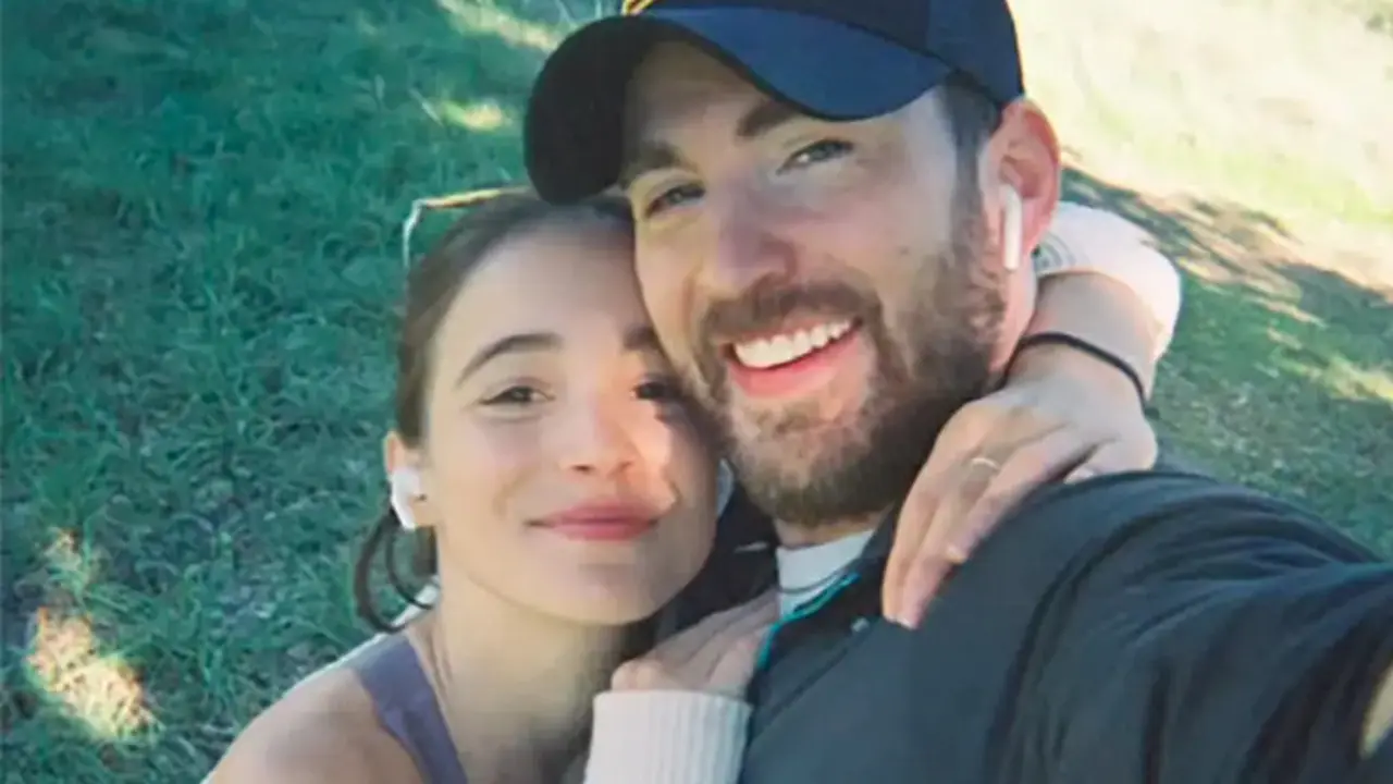 Chris Evans bersama sang kekasih Alba Babtista. (Foto: Instagram Stories/chrisevans)