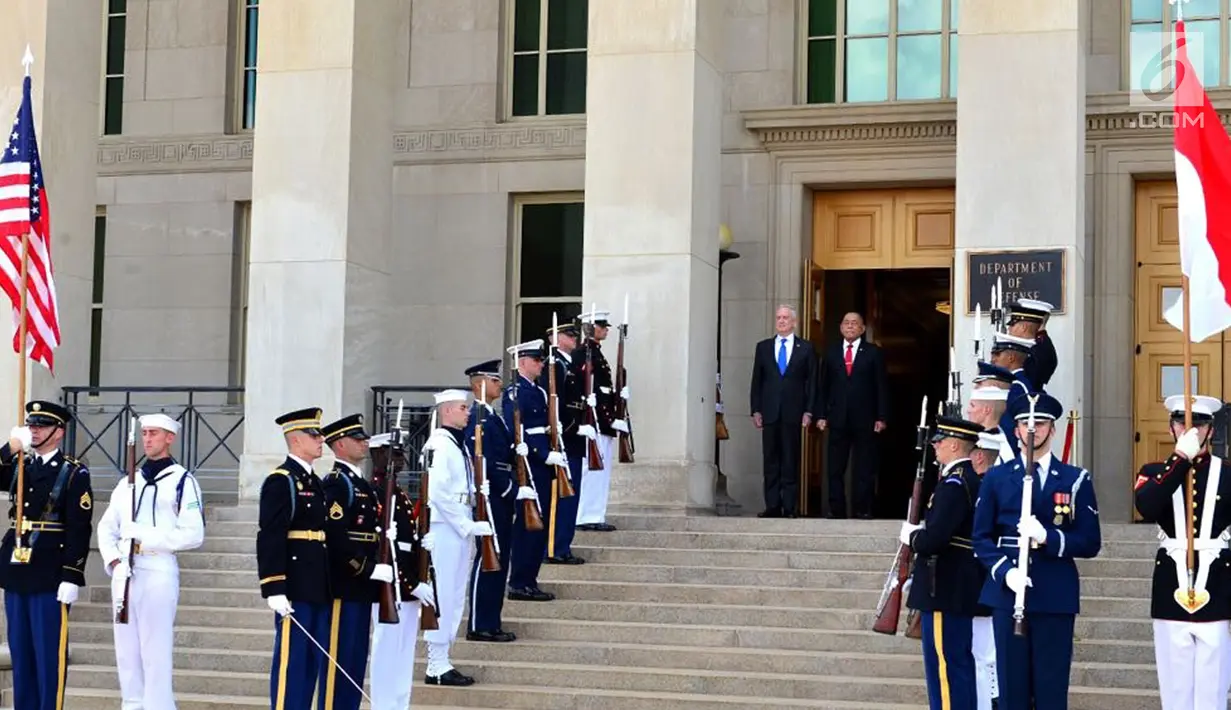Menhan RI Ryamizard Ryacudu dan Menhan AS James N. Mattis saat upacara militer di Pentagon Washington D.C, AS (29/8). Kunjungan membahas kemajuan kerja sama kedua negara terutama di sektor pertahanan. (Liputan6.com/HO/Juli Syawaludin/Kemhan)
