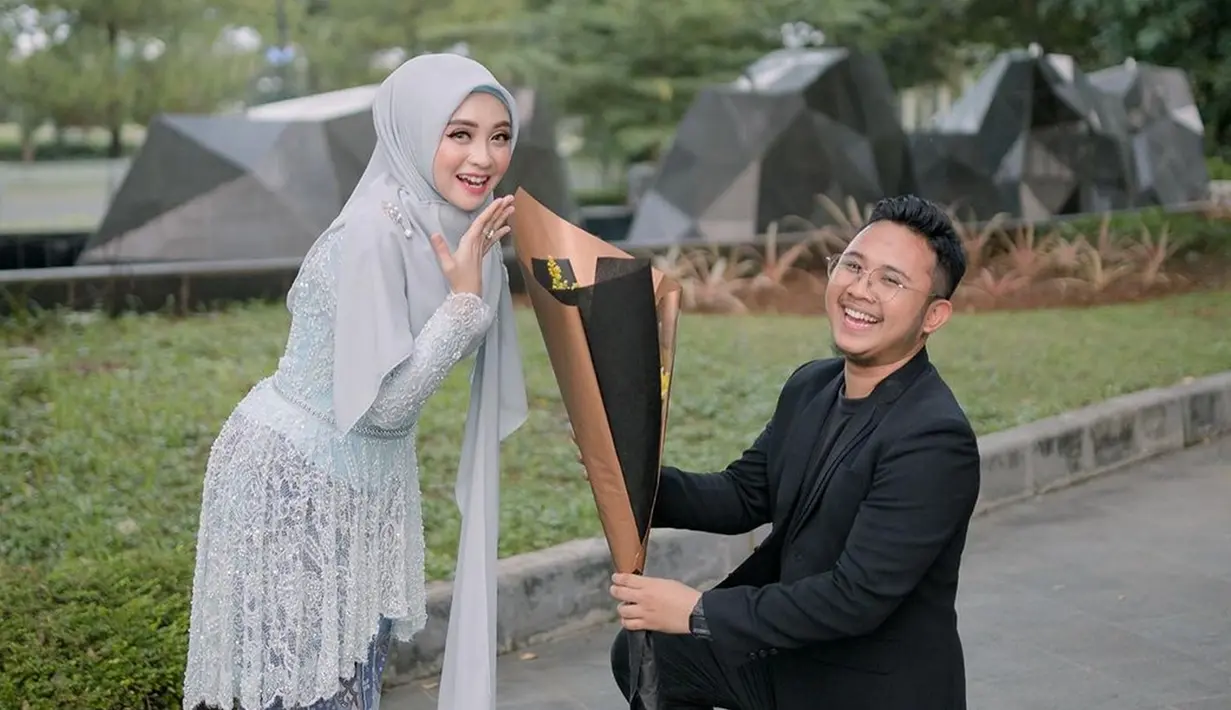 Potret Rafly DA ketika dampingi sang istri di hari bahagianya. Putuskan menikah muda, kebersamaan pasangan ini memang sering terlihat seperti pasangan muda yang belum menikah. 4 tahun membangun biduk rumah tangga, pasangan ini selalu romantis dan jauh dari gosip miring. Kesuksesan Ega raih gelar sarjana tentunya tak lepas dari dukungan suami untuk istrinya. (Liputan6.com/IG/@eganoviantika_98)
