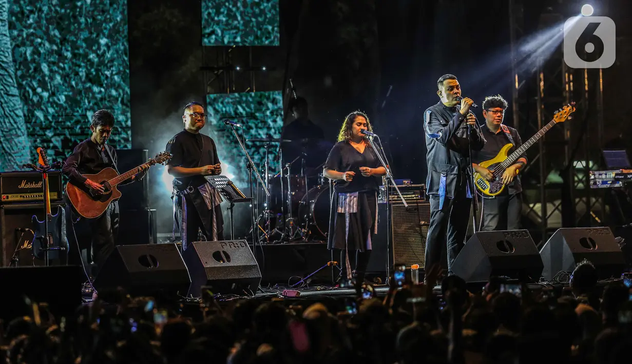 Musisi Tulus tampil pada hari kedua Synchronize Fest 2019 di Gambir Expo, Kemayoran, Jakarta, Sabtu (5/10/2019). Tulus membawakan lagu Monokrom, Sewindu, Teman Hidup, dan ditutup dengan Manusia Kuat. (Liputan6.com/Faizal Fanani)