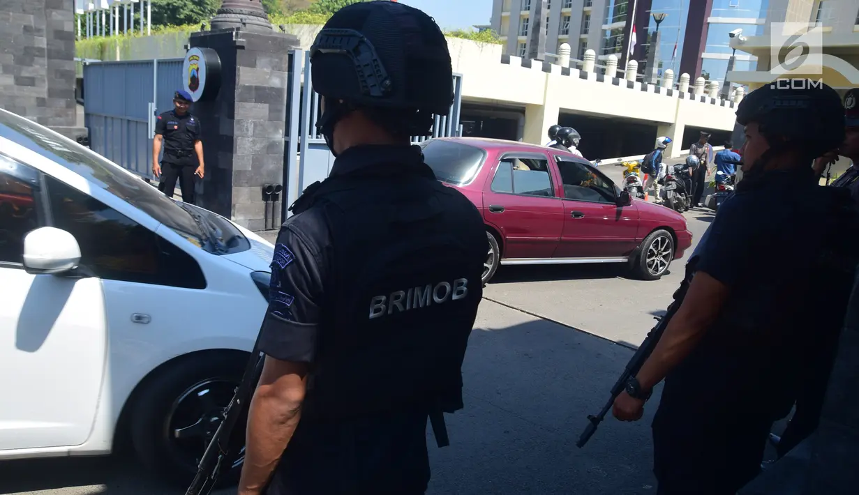 Personel Brimob bersenjata diterjunkan untuk pengamanan akses masuk ke Mapolda Jawa Tengah, Kota Semarang, Senin (14/5).Tak ingin kecolongan, Mapolda Jateng memperketat pengamanan menyusul aksi teror bom yang bertubi-tubi. (Liputan6.com/Gholib)