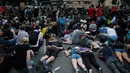 Demonstran berbaring di tanah dengan tangan seolah terikat di belakang punggung mereka ketika memprotes kematian George Floyd di Washington, Rabu (3/6/2020). Aksi tersebut menyimbolkan momen terakhir Floyd saat lehernya ditindih lutut oleh polisi Minneapolis pada 25 Mei lalu. (AP/Carolyn Kaster)