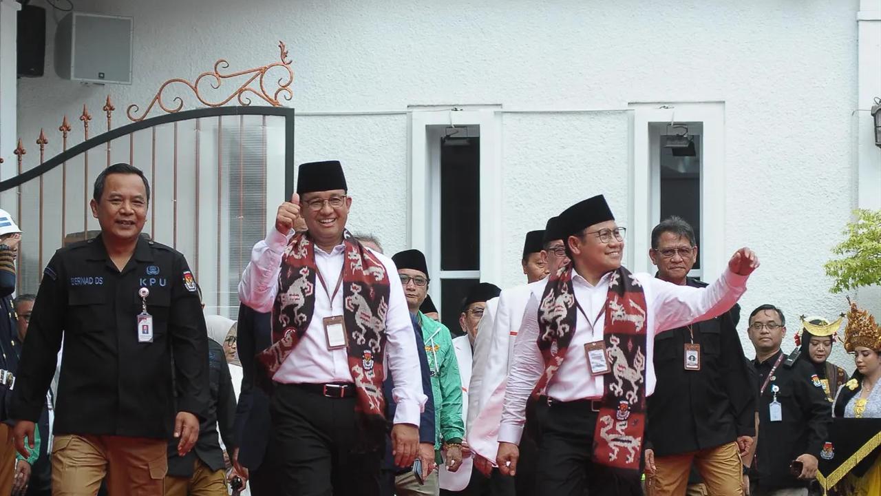 Bakal calon Presiden dan bakal calon Wakil Presiden Anies Baswedan bersama Muhaimin Iskandar (kanan) tiba di kantor Komisi Pemilihan Umum (KPU), Jakarta, Kamis (19/10/2023).