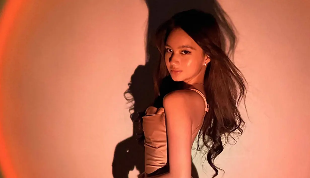 Finalis Gadis Sampul 2019 ini belakangan pun kerap tampil bersama Melvin. Seperti saat rayakan ulang tahun Melvin dan Natal di Surabaya. Punya paras menawan dan gaya yang stylish, ia pun kerap tuai pujian. (Liputan6.com/IG/@jocelinesomer)