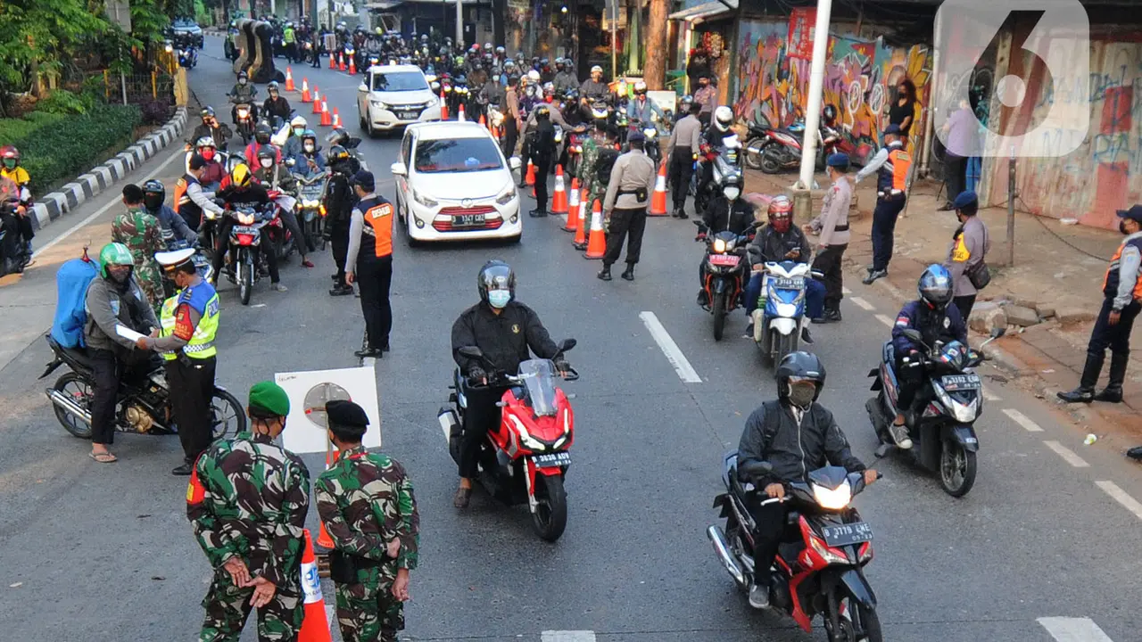 Kanalisasi Arus Lalu Lintas di Pos Penyekatan PPKM Darurat