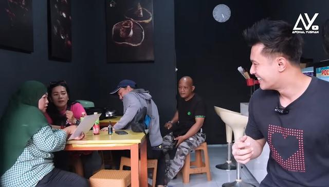 Dulu langganan serial kolosal kini jadi penjual tahu bakso, intip 6 potret warung milik Aris Kurniawan