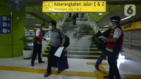 Penumpang tiba di stasiun Gambir Jakarta, Kamis (28/5/2020). Penumpang yang mudik dari Surabaya mengunakan kereta api luar biasa harus memiliki SIKM sebagai syarat yang dimiliki warga untuk keluar atau masuk ke wilayah Jakarta yang bertujuan menekan angka kasus COVID-19. (merdeka.com/Imam Buhori)