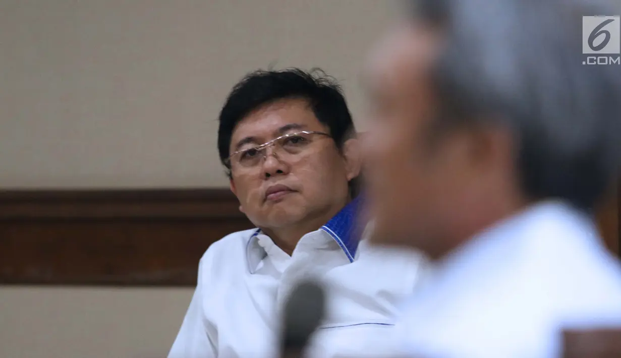 Terdakwa dugaan menghalangi proses penyidikan KPK, Lucas menyimak keterangan kesaksian mantan petinggi Lippo Group,Eddy Sindoro pada sidang lanjutan di Pengadilan Tipikor, Jakarta, Kamis (17/1). (Liputan6.com/Helmi Fithriansyah)