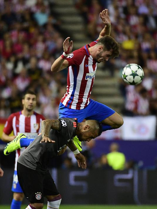 Saul Niguez (atas) menhalau bola dari kejaran pemain Bayern Munich, Arturo Vidal pada laga grup D Liga Champions di Vicente Calderon stadium, Madrid, Kamis (29/9/2016) dini hari WIB. (AFP/Pierre-Philippe Marcou)