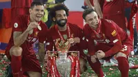 Pemain Liverpool, Mohamed Salah, Xherdan Shaqiri dan Dejan Lovren, saat merayakan trofi juara Premier league 2019-2020 di Stadion Anfield, Kamis (23/7/2020) dini hari WIB. Prosesi angkat trofi juara ini dilakukan usai pertandingan Liverpool melawan Chelsea. (AFP/Phil Noble/pool)