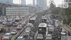 Sejumlah kendaraan terjebak kemacetan di Kawasan Jalan Jenderal Gatot Subroto, Jakarta, Jumat (16/5/2025). (Liputan6.com/Angga Yuniar)