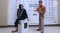 Komisioner KPU RI, Evi Novida GM (kiri) dan Pramono UT mencoba kekuatan kotak suara yang akan digunakan pada Pemilu Serentak 2019 di Kantor KPU, Jakarta, Jumat (14/12). Kotak suara tersebut bermaterial karton kedap air. (Liputan6.com/Helmi Fithriansyah)