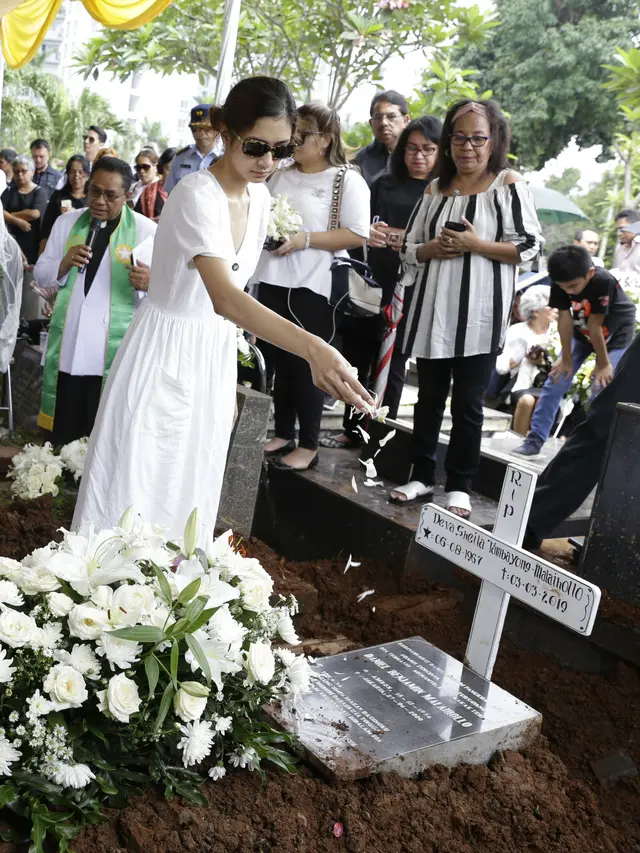 [Fimela] Pemakaman Ibunda Mikha Tambayong