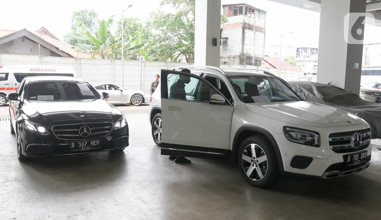 Di antara barang hasil rampasan perkara korupsi yang dilelang KPK kali ini terdapat berbagai merek mobil seperti Mercedes, Jeep Cherokee, dan Hyundai. (Liputan6.com/Herman Zakharia)