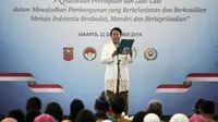Menteri Pemberdayaan Perempuan dan Perlindungan Anak, Yohana Susana Yembise memberikan sambutan saat puncak Peringatan Hari Ibu ke-86 di Gelanggang Olahraga Ciracas, Jakarta, Senin (22/12/2014). (Liputan6.com/Faizal Fanani)
