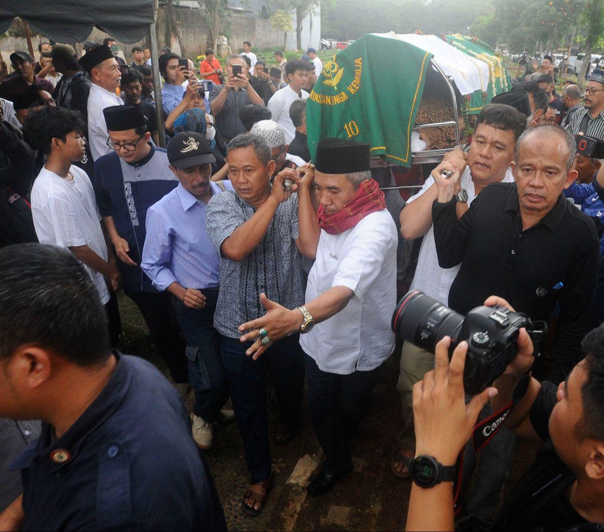 Jenazah mantan Menteri Koordinator Bidang Kemaritiman Rizal Ramli dimakamkan di Tempat Pemakaman Umum (TPU) Jeruk Purut, Jakarta Selatan, Kamis (4/01/2024). Prosesi pemakaman ini berlangsung sederhana meski almarum Rizal Ramli merupakan mantan pejabat neg