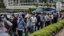 Ratusan imigran Afghanistan jalan kaki menuju Kedubes Kanada di Jakarta, Senin (13/12/2021). Dengan membawa spanduk dan poster, mereka menuntut UNHCR dan IOM segera memproses penempatan mereka ke negara tujuan seperti Kanada, Australia, Selandia Baru maupun AS. (Liputan6.com/Faizal Fanani)