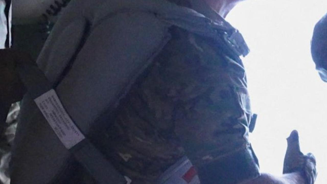 Raja Abdullah II ikut secara langsung menerjunkan paket bantuan untuk warga Jalur Gaza dari pesawat Hercules C-130H. JORDAN ARMED FORCES/Handout via REUTERS