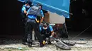 Polisi memeriksa lokasi ledakan bom motor di luar sebuah sekolah di distrik Tak Bai, Thailand, Selasa (6/9). Bom yang disembunyikan di tangki bahan bakar sepeda motor meledak saat para siswa dan guru memasuki halaman sekolah. (Madaree TOHLALA/AFP)