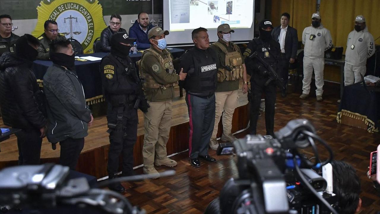 Seorang saksi mata Reuters mengungkapkan sebuah kendaraan lapis baja menabrak pintu istana presiden dan tentara menyerbu kompleks tersebut.&nbsp;