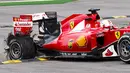 Pebalap Ferrari, Sebastian Vettel, menyetir mobilnya ke tempat yang aman setelah ban mobilnya pecah dalam F1 GP Belgia di Sirkuit Spa-Francorchamps, Belgia. (23/8/2015). (Reuters/Michael Kooren)