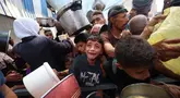 Salah satu anak Palestina menangis saat menunggu pembagian makanan di sebuah titik distribusi di Nuseirat, Jalur Gaza Tengah, pada 11 Juni 2025. (Eyad BABA/AFP)
