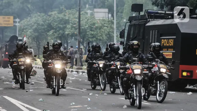 Polisi Bertameng dan Kendaraan Taktis Amankan Bentrokan Massa