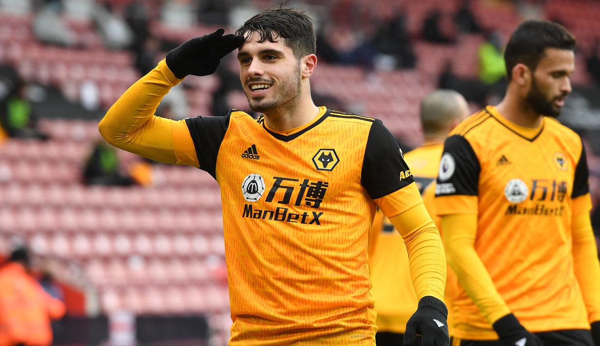 Pedro Neto. Striker berusia 21 tahun ini didatangkan Wolverhampton dari FC Braga pada awal 2019/2020 saat tengah dipinjamkan ke Lazio. Di dua musim awal ia mampu menyumbang 8 gol dan 9 assist di Liga Inggris. Musim ini ia sama sekali belum dimainkan akibat cedera lutut parah. (AFP/Pool/Andy Rain)