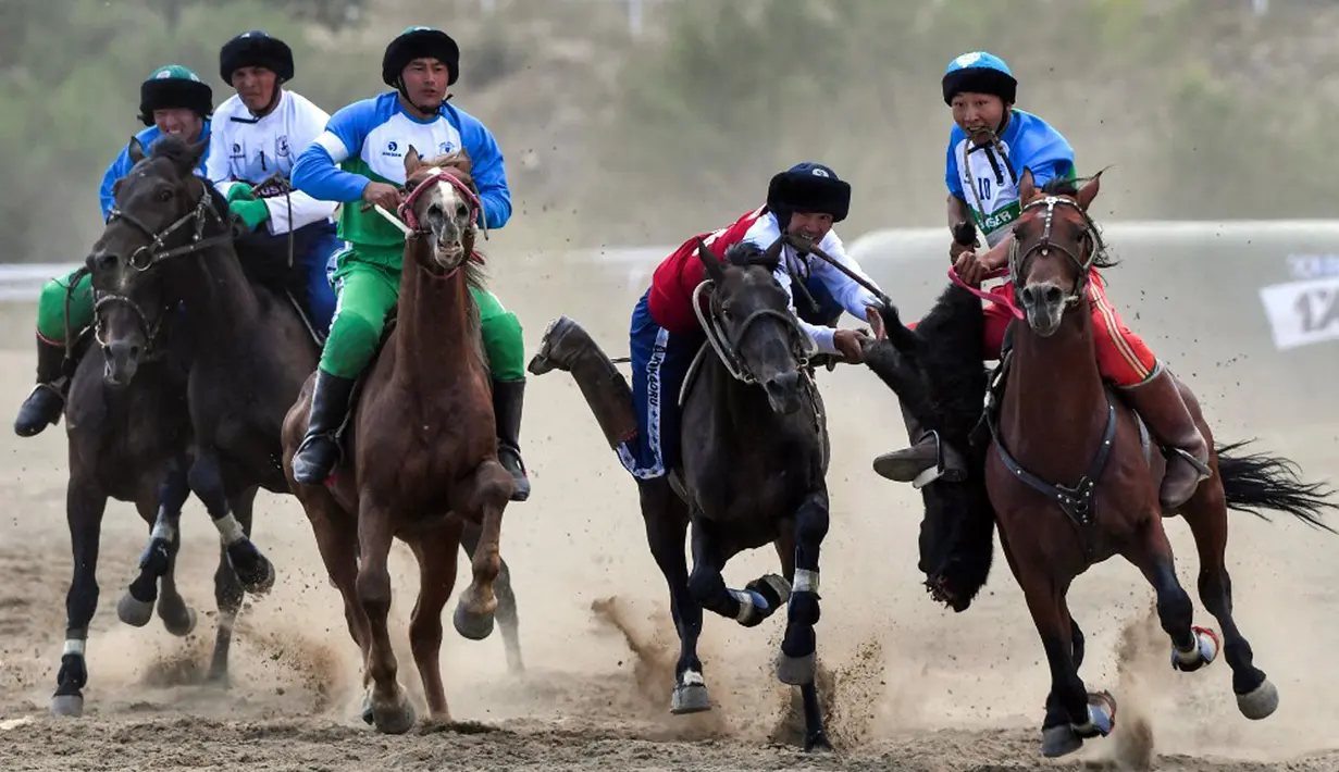 Penunggang kuda dari Uzbekistan (Biru) dan Rusia (Merah) memainkan olahraga tradisional Asia Tengah Kok Boru (Serigala Abu-Abu) atau Buzkashi (Mencengkeram Kambing) saat Piala Dunia Kok Boru di Cholpon-Ata dekat Danau Issyk-Kule, sekitar 250 Km sebelah timur Bishkek, 14 Agustus 2023. Pemain berkuda bersaing untuk mendapatkan poin dengan melempar boneka kulit domba ke dalam sumur. (VYACHESLAV OSELEDKO/AFP)