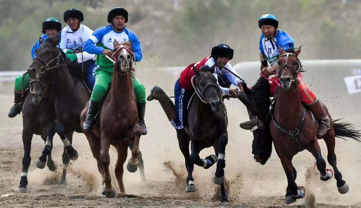 Penunggang kuda dari Uzbekistan (Biru) dan Rusia (Merah) memainkan olahraga tradisional Asia Tengah Kok Boru (Serigala Abu-Abu) atau Buzkashi (Mencengkeram Kambing) saat Piala Dunia Kok Boru di Cholpon-Ata dekat Danau Issyk-Kule, sekitar 250 Km sebelah timur Bishkek, 14 Agustus 2023. Pemain berkuda bersaing untuk mendapatkan poin dengan melempar boneka kulit domba ke dalam sumur. (VYACHESLAV OSELEDKO/AFP)