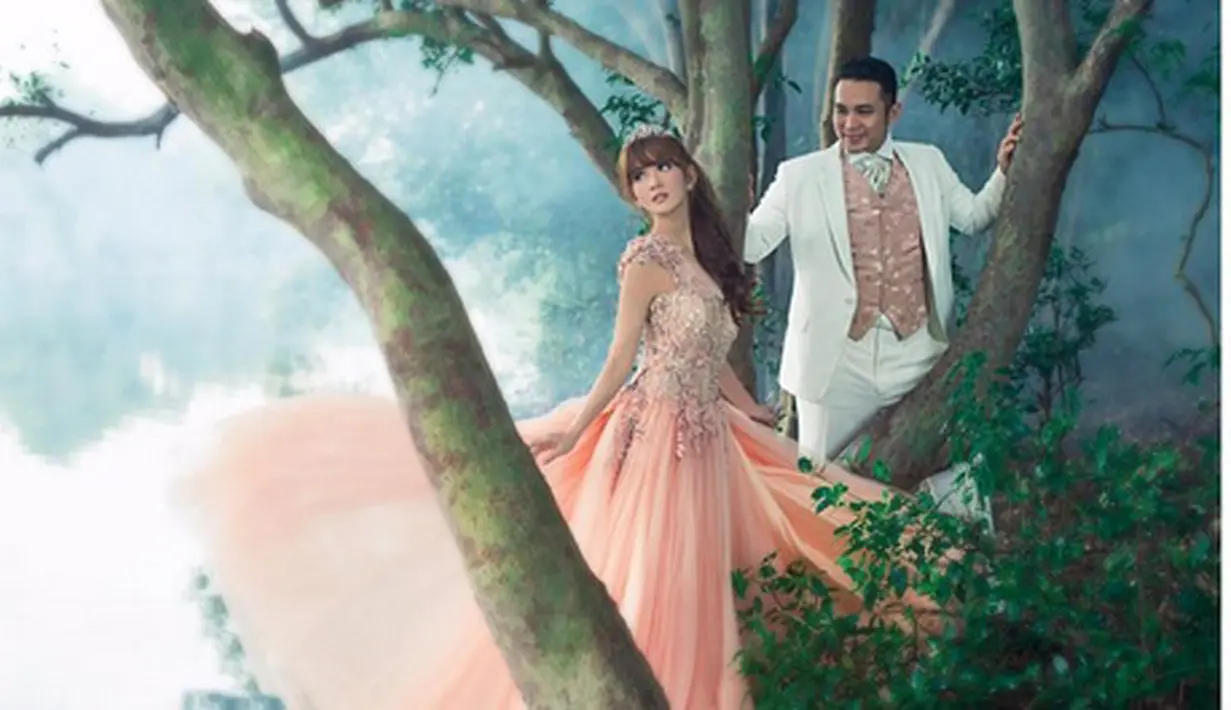 Seperti diketahui, Gilang Dirgahari melamar kekasihnya bertepatan dengan usianya yang ke-27 tahun. 17 Agustus silam Gilang resmi melamar Adiez di kediaman mempelai perempuan. (dok. Instagram/gilangdirga)