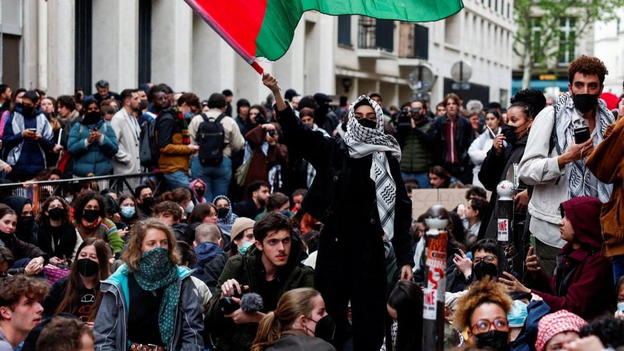 Gelombang unjuk rasa pro-Palestina yang dilakukan mahasiswa dari berbagai kampus di Amerika Serikat telah meluas hingga ke Paris, Prancis. Ratusan mahasiswa Universitas Sciences Po menggelar unjuk rasa memprotes agresi Israel pada Jumat (26/4/2024) waktu 