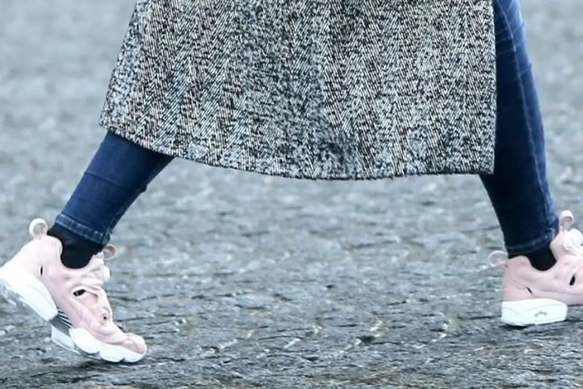 [Bintang] Tinggalkan Model Basic, Pilih Sneakers Warna Pastel untuk Kesan yang Feminine