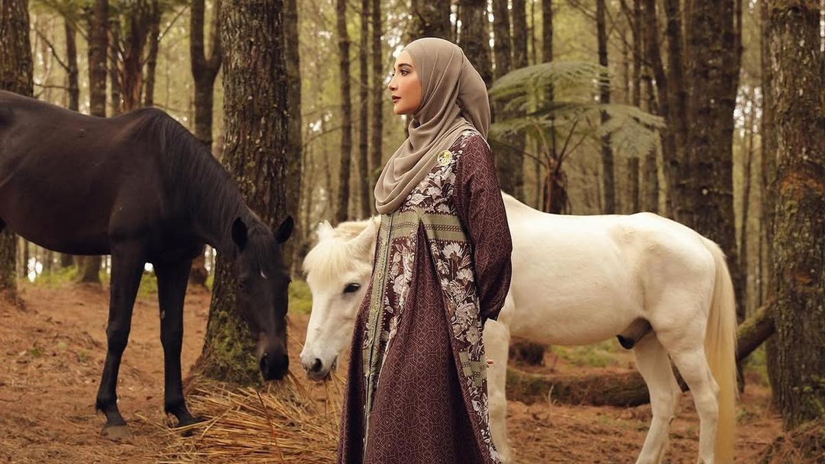 7 Inspirasi Gamis ala Zaskia Sungkar, Bisa Dipakai Kondangan dan Hangout Sekaligus