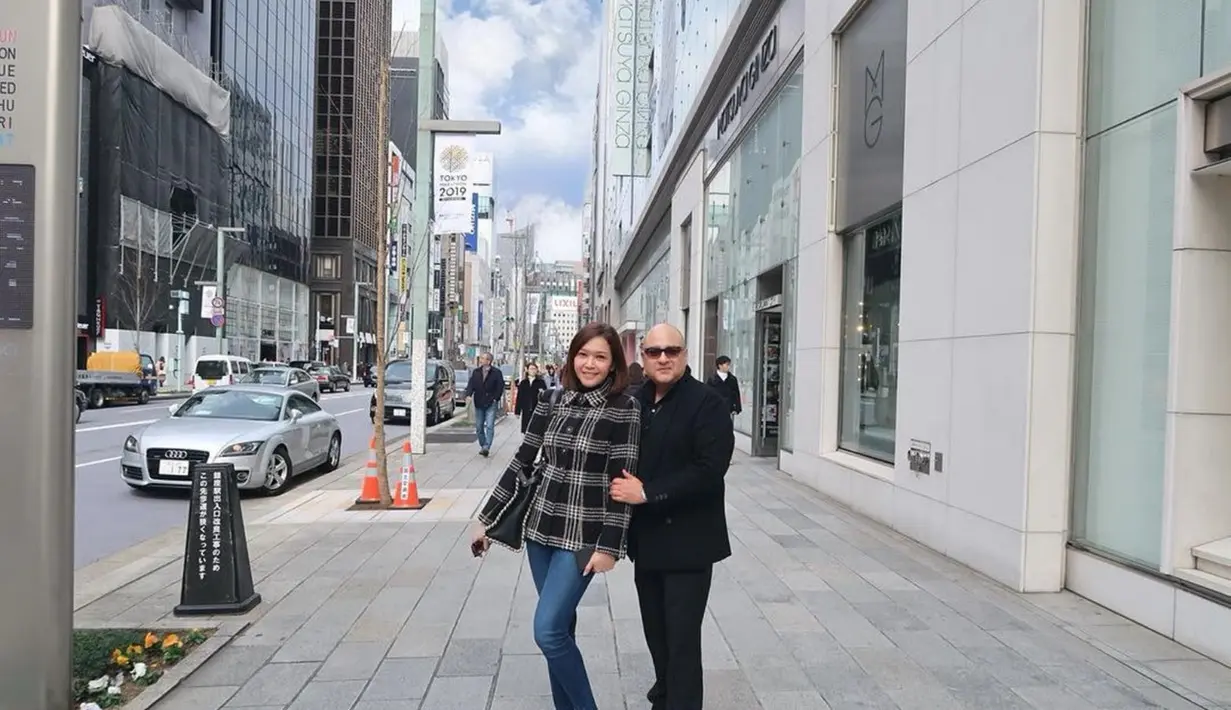 Selalu terlihat romantis, kedua pasangan ini selalu nampak mesra saat pergi berlibur. Hal ini terlihat dari salah satu diantaranya yang merangkul pasangannya. Begitu juga dengan foto sebelumnya. (Liputan6.com/IG/irwanmussry)