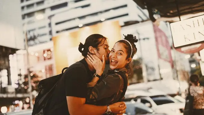 'Diserang' Penonton Layangan Putus, Ini 6 Potret Romantis Chicco Jerikho dan Putri Marino