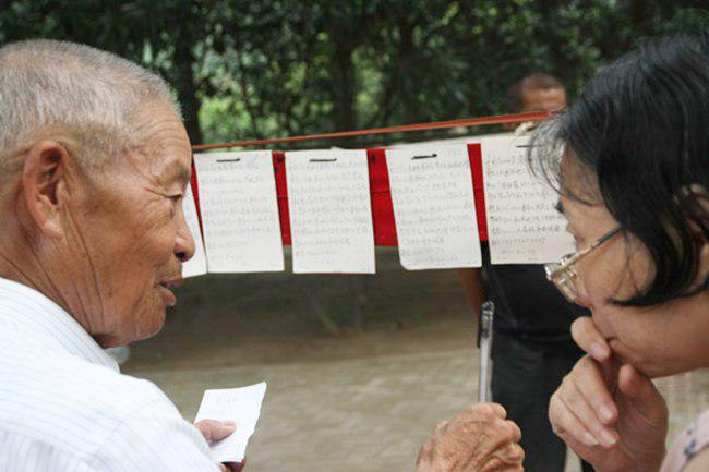 Dua orang tua sedang berdiskusi untuk menjodohkan anaknya | foto: copyright chinadaily.com.cn