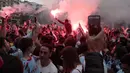 Fans Celta Vigo menyalakan flare saat hendak mendukung timnya melawan Machester United  pada leg pertama semifinal Liga Europa di Balaidos stadium, Vigo, (4/5/2017). MU menang 1-0. (AP/Lalo R. Villar)